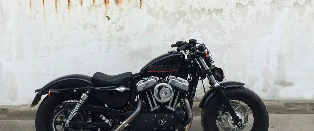 What is the difference between a cafe racer and a Bobber?